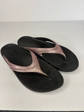 OOFOS OOlala Luxe Metallic Rose Thong Flip Flop